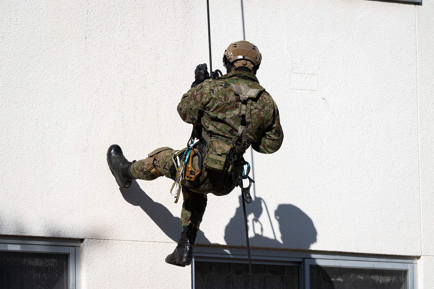 oficial militar descendiendo en rappel