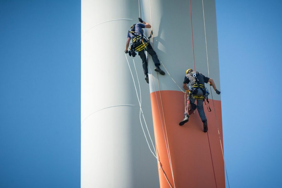 Inspektion, Ingenieure, Abseilen, unten, ein, Rotor, Blatt, von, einer, Windkraftanlage